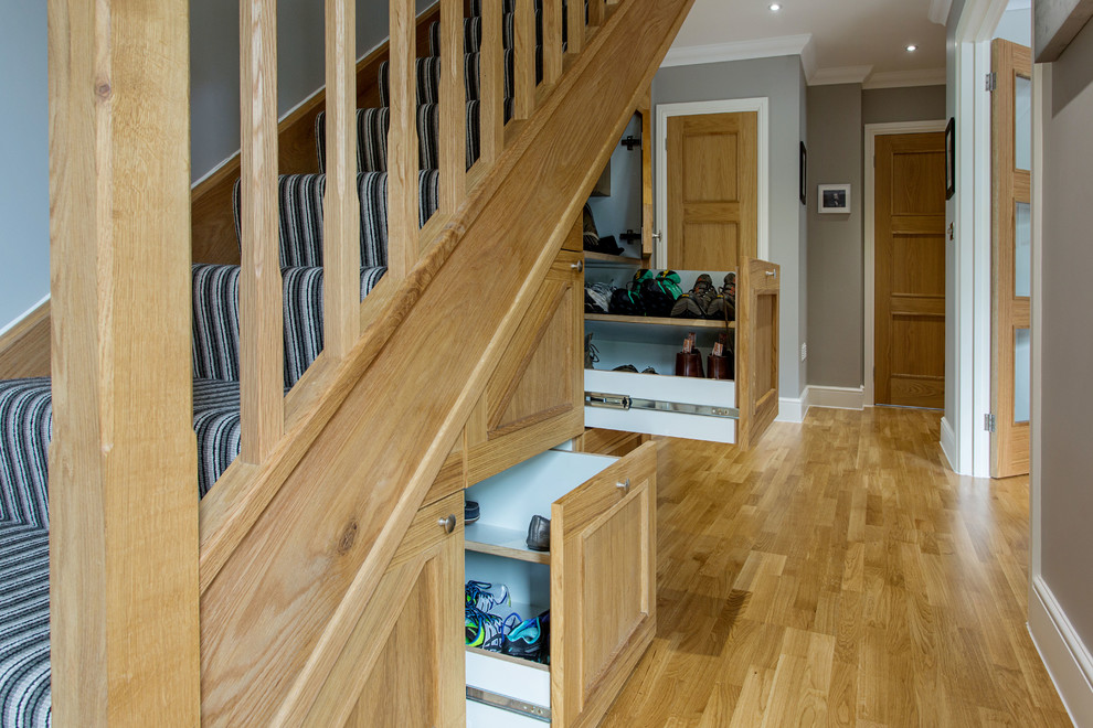 Gerades, Großes Modernes Treppengeländer Holz mit Teppich-Setzstufen und Tapetenwänden in Oxfordshire