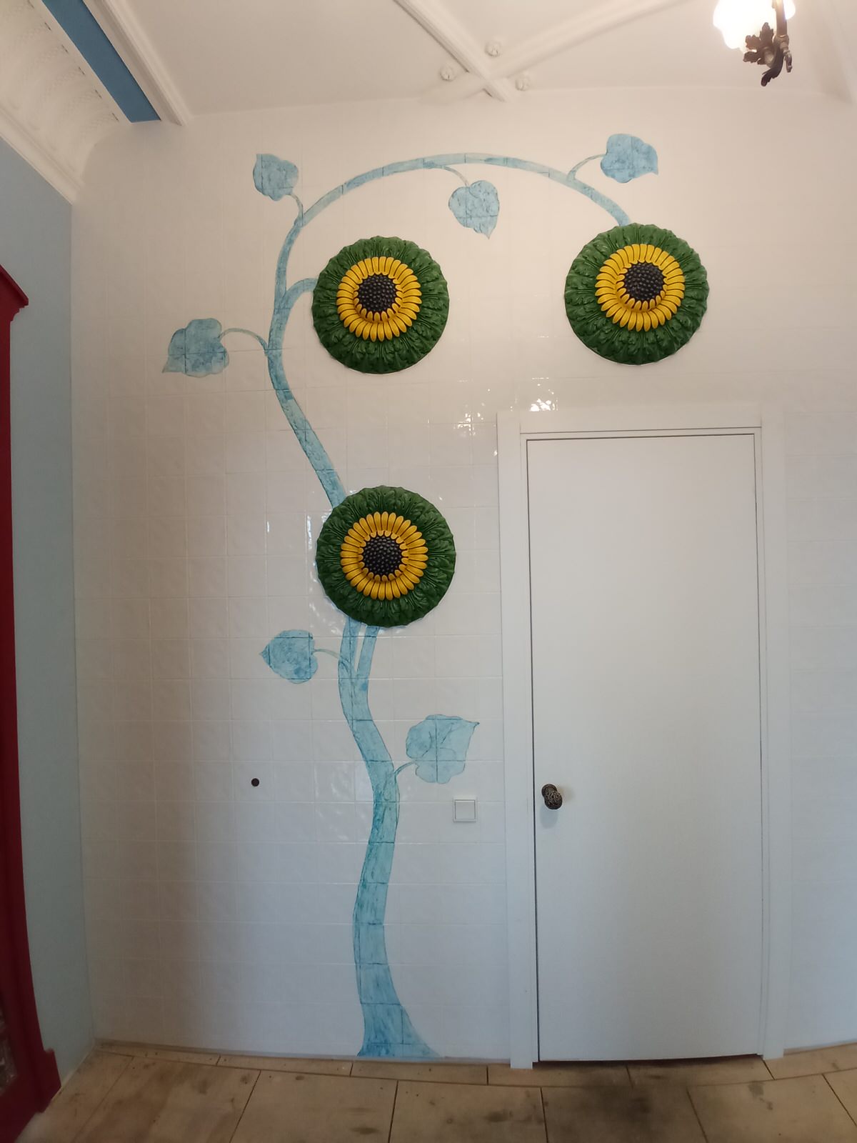 Рельефно-живописное панно в холле квартиры