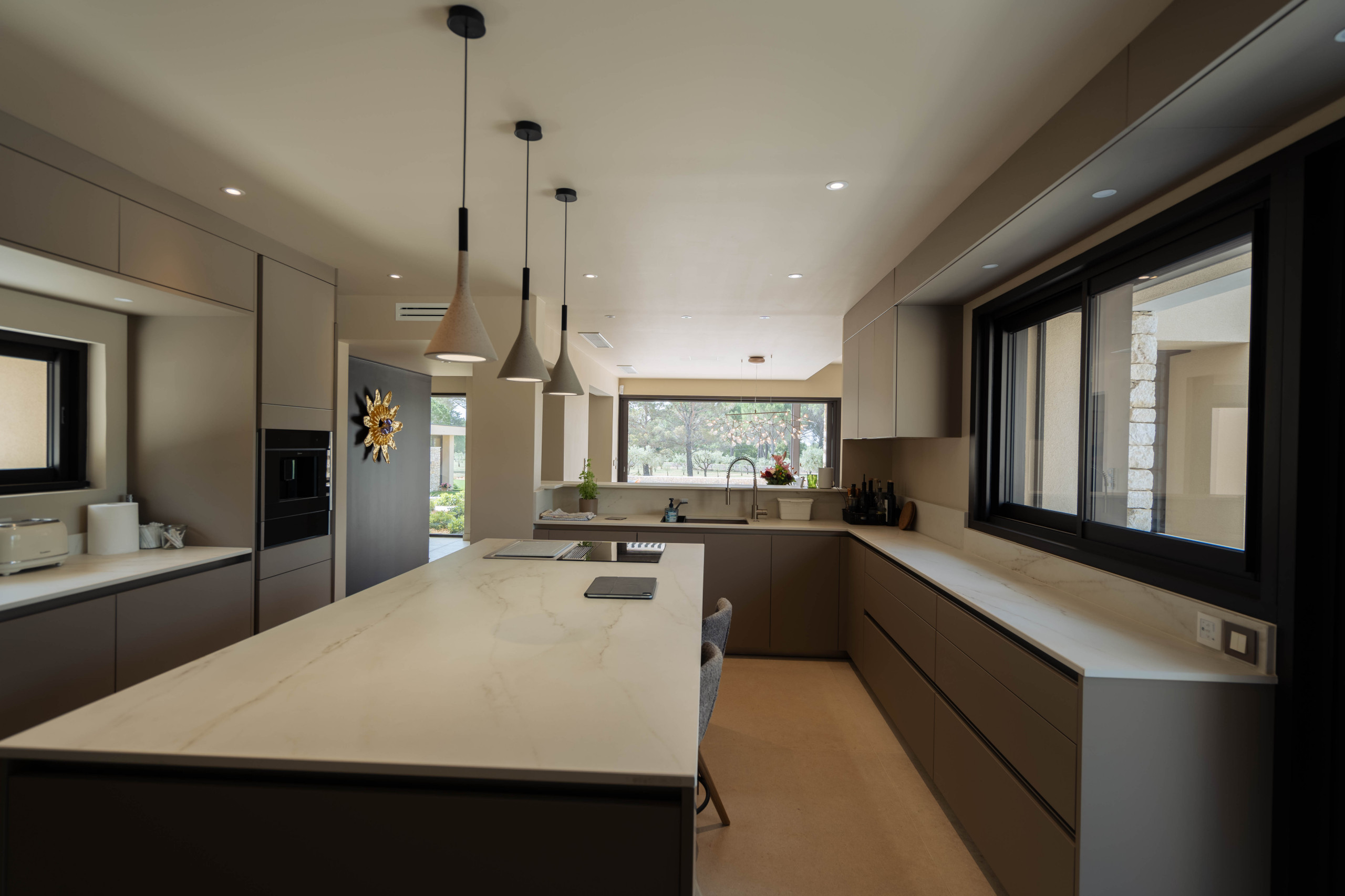 RÉNOVATION CONTEMPORAINE D'UNE VILLA DES ANNÉES 70