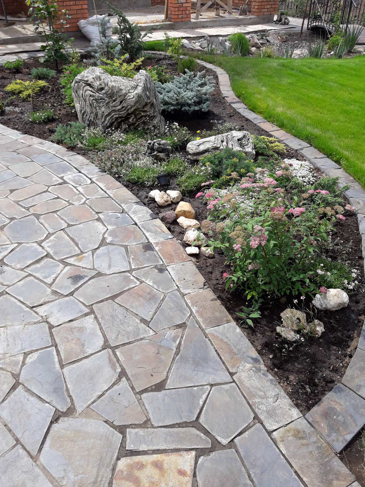 Посев газона, посадка саженцев. посадка многолетних цветов, укладка дорожки, авт