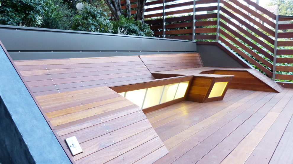 Design ideas for a mid-sized modern rooftop deck in Los Angeles with no cover.