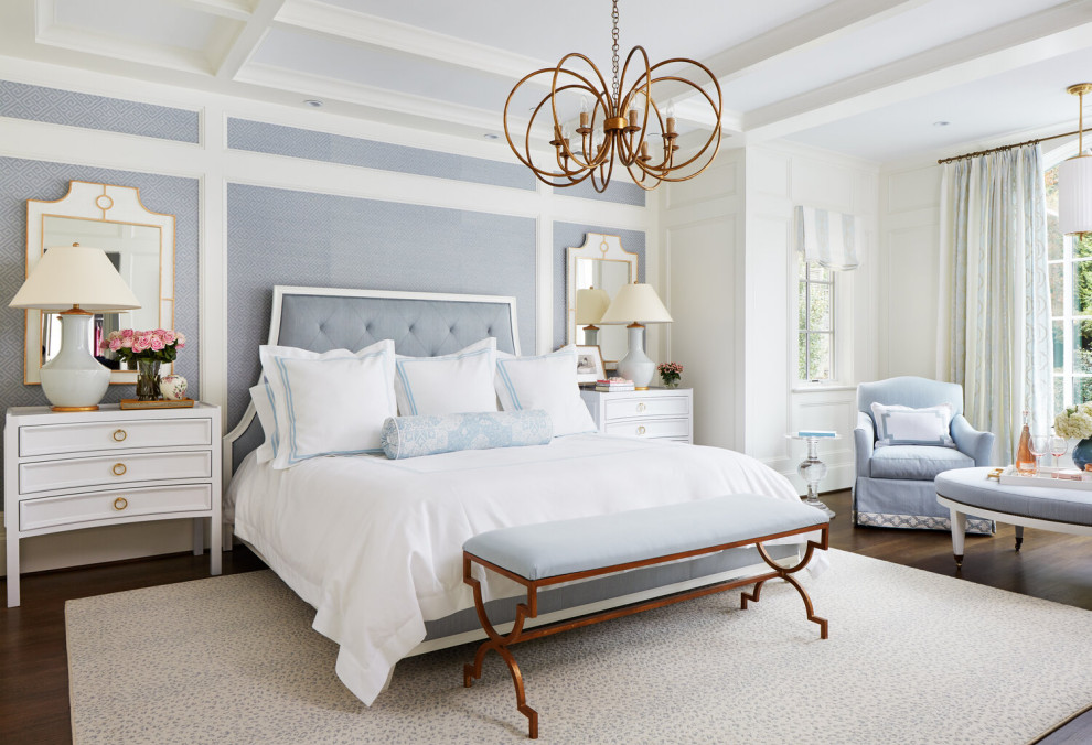 Mittelgroßes Modernes Hauptschlafzimmer ohne Kamin mit blauer Wandfarbe und braunem Holzboden in Tampa