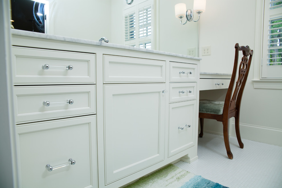 Transitional home design photo in Atlanta