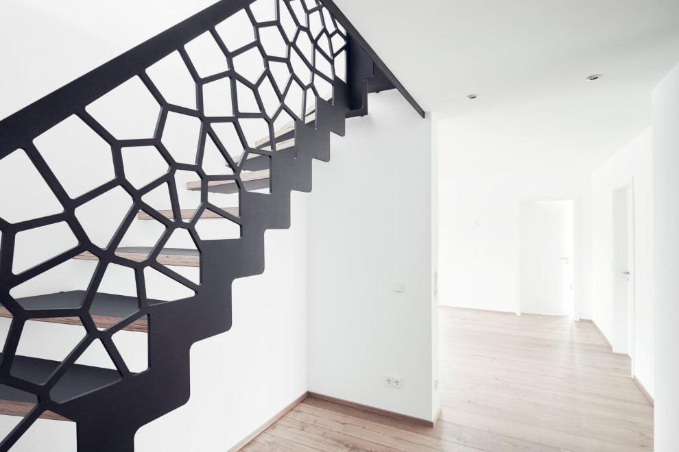 Консольная лестница в темных тонах с балюстрадой в виде Диаграммы Вороного