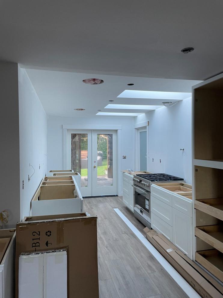 Kitchen - modern kitchen idea in Seattle