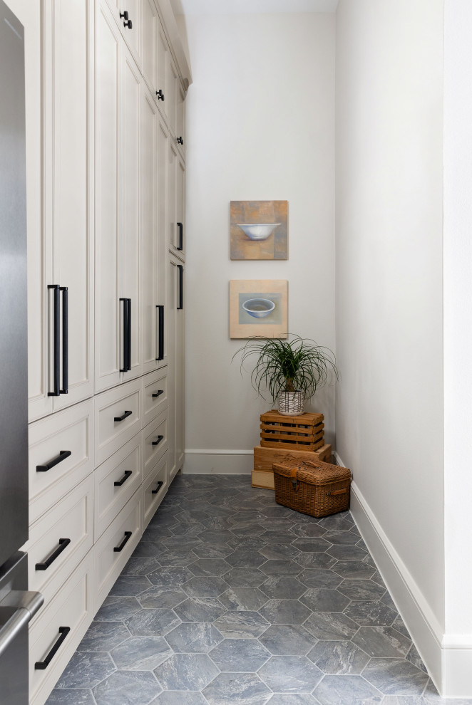 Exempel på ett stort klassiskt walk-in-closet, med luckor med infälld panel, vita skåp, klinkergolv i porslin och flerfärgat golv