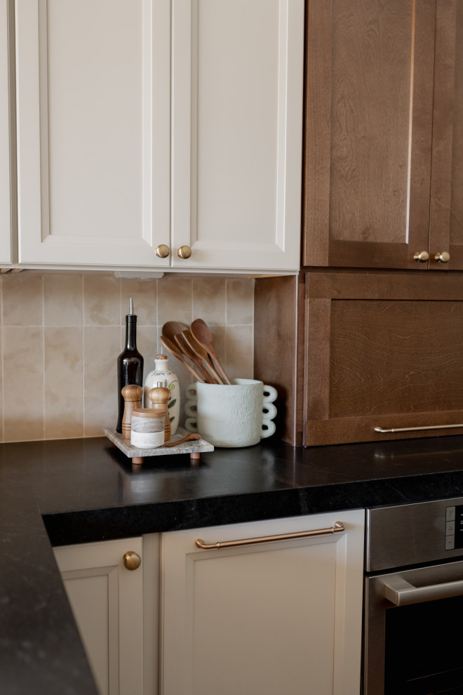 Transitional home design photo in Phoenix