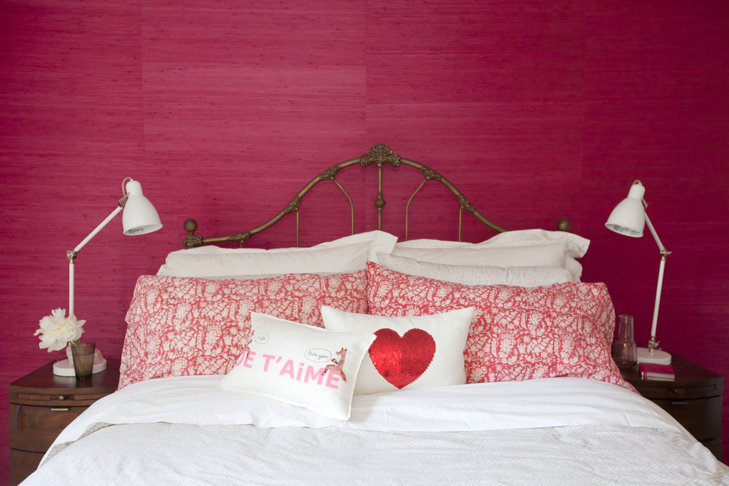 Set the Mood: 4 Colors for a Romantic Bedroom, image size:2560x1706