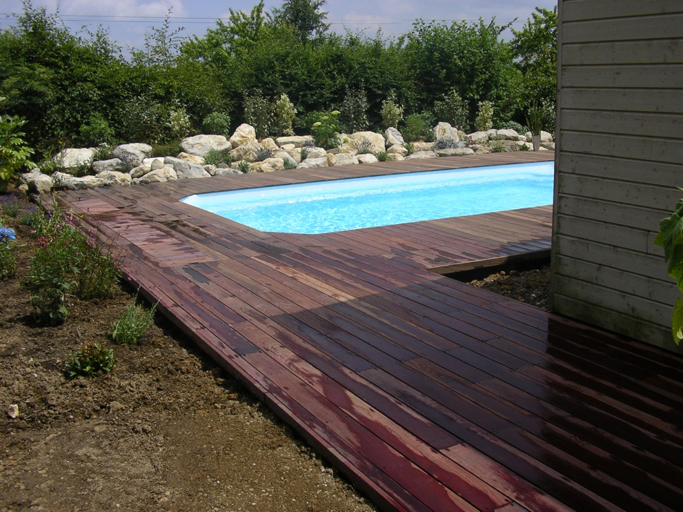 Aménagement autour d'une piscine avec terrasse en bois exotique