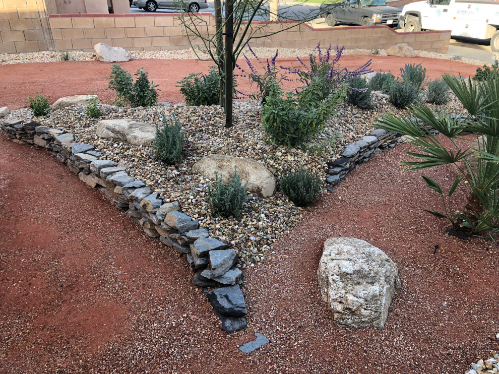 Idee per un giardino american style esposto in pieno sole di medie dimensioni e davanti casa in estate con graniglia di granito