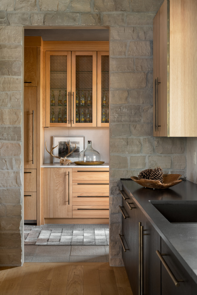 Идея дизайна: большая кухня в стиле рустика с светлыми деревянными фасадами, деревянной столешницей и островом