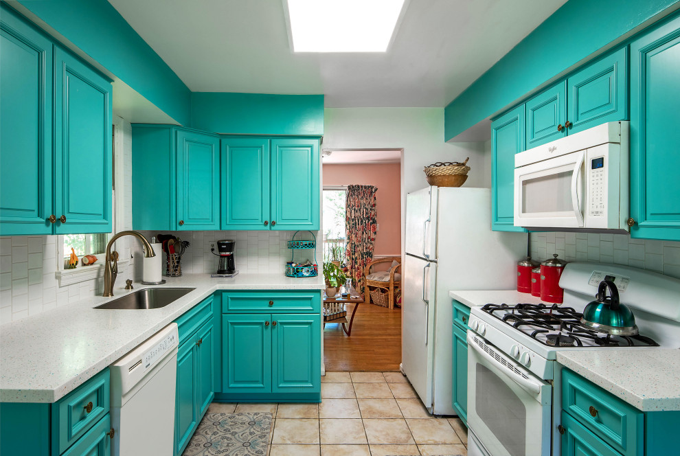 ワシントンD.C.にある中くらいなエクレクティックスタイルのおしゃれなL型キッチン (アンダーカウンターシンク、青いキャビネット、白いキッチンパネル、磁器タイルのキッチンパネル、白い調理設備、セラミックタイルの床、マルチカラーの床) の写真