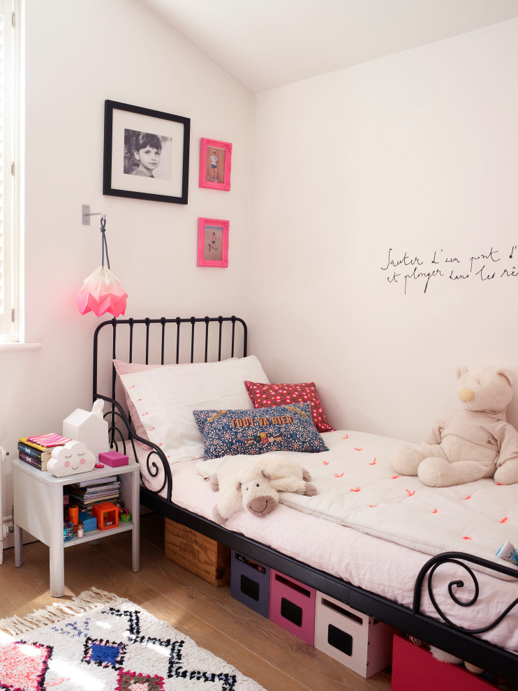 Photo of a contemporary kids' bedroom for kids 4-10 years old and girls with white walls.
