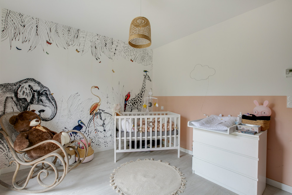 Inspiration pour une chambre de bébé fille design de taille moyenne avec un mur rose et un sol beige.