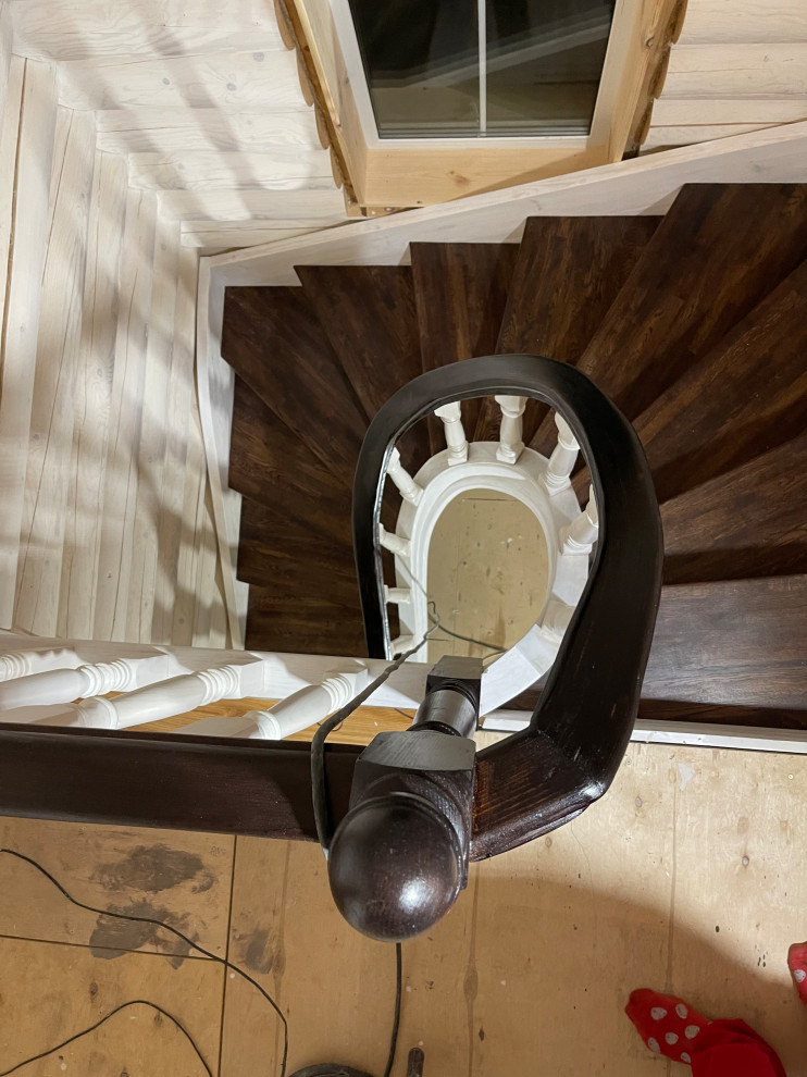 Gewendelte, Mittelgroße Klassische Treppe mit Holz-Setzstufen und Holzwänden in Moskau