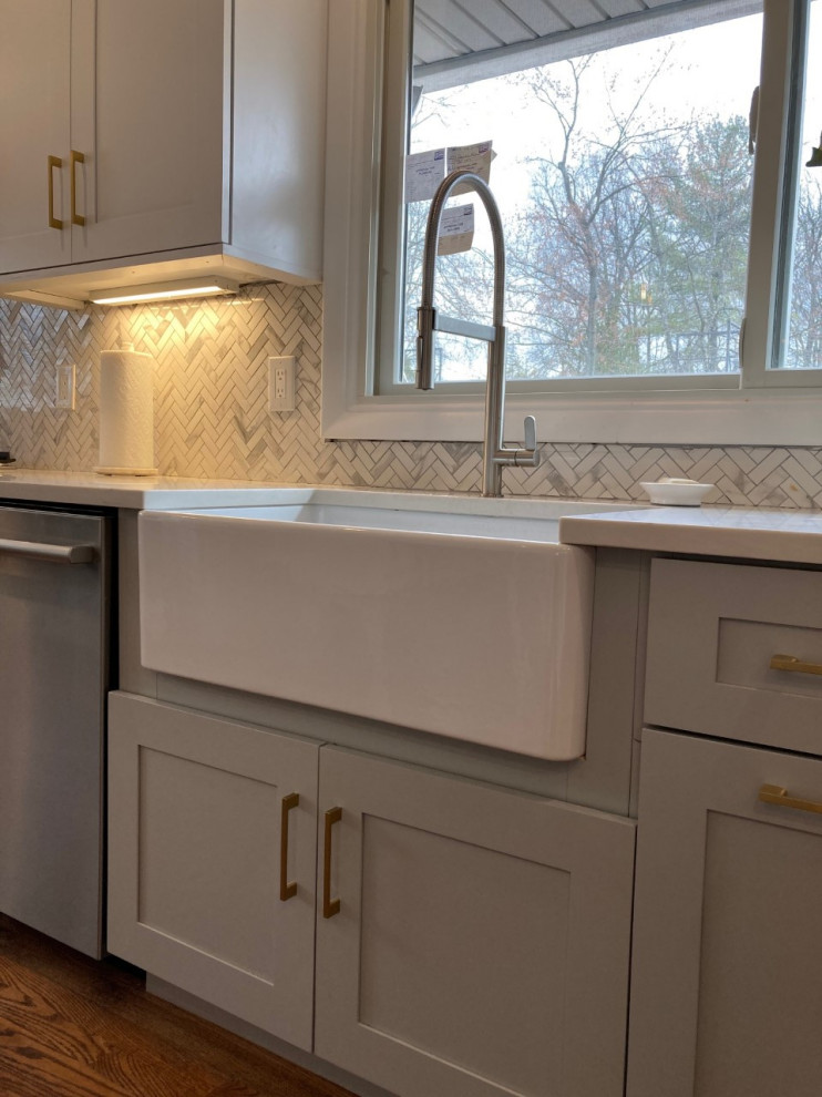 Idéer för att renovera ett stort vintage vit vitt kök, med en rustik diskho, skåp i shakerstil, vita skåp, rostfria vitvaror, mellanmörkt trägolv och brunt golv