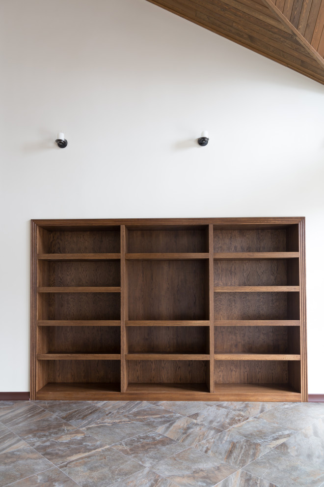 Встроенный открытый шкаф в каминной из дуба в масле