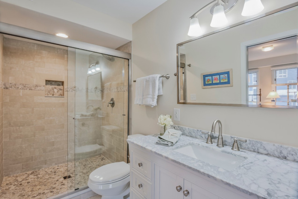 Exemple d'une salle de bain principale bord de mer de taille moyenne avec un placard à porte shaker, des portes de placard blanches, un plan de toilette en granite, un plan de toilette multicolore, meuble simple vasque et meuble-lavabo sur pied.