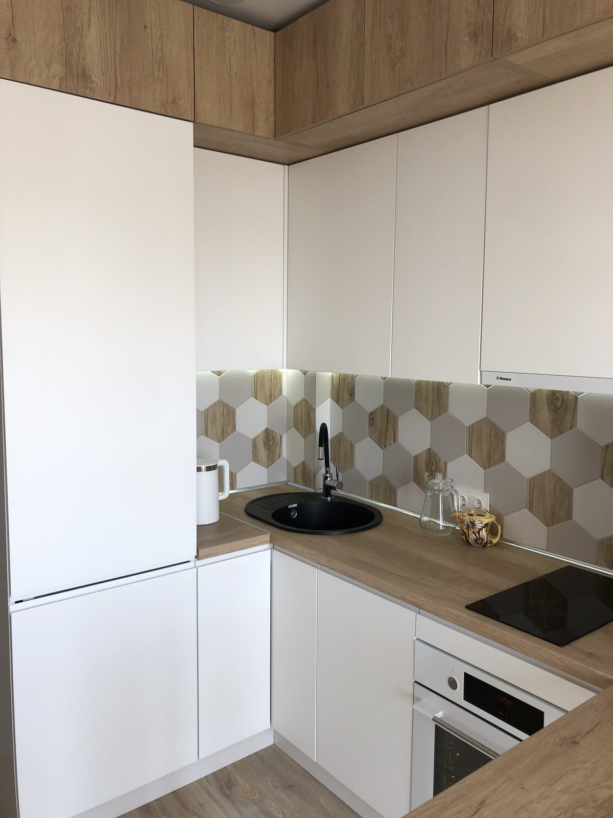 Белая современная кухня с фартуком "соты"