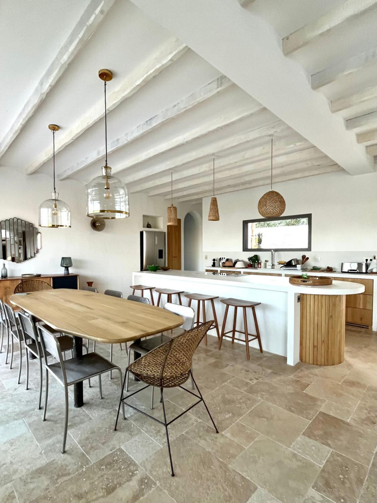 SALLE À MANGER et CUISINE OUVERTE