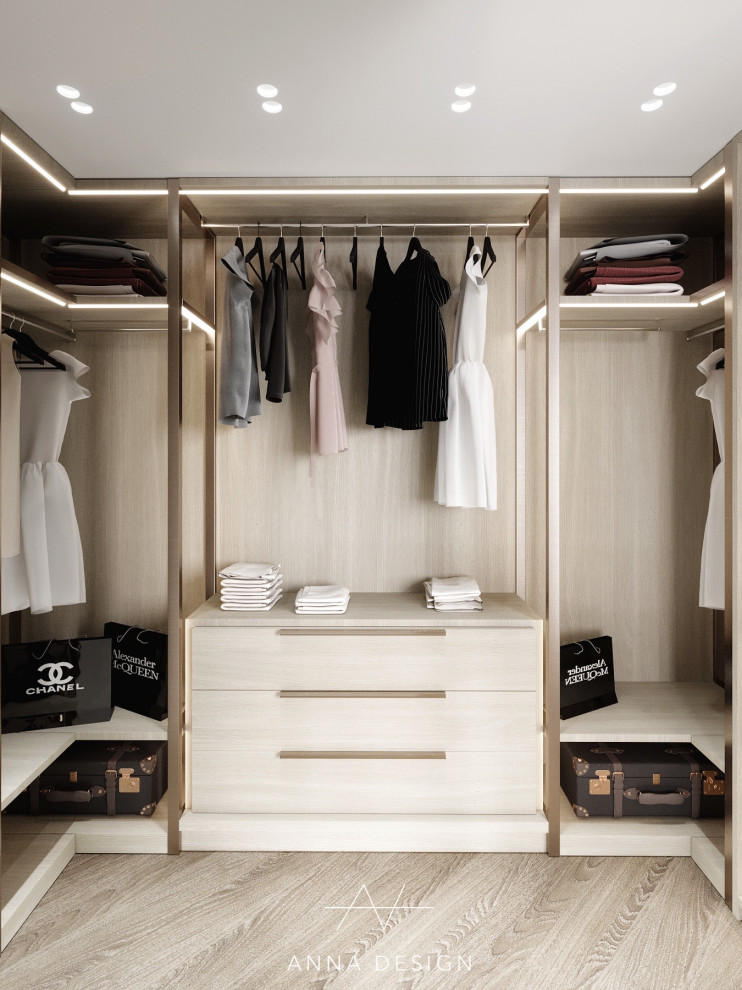 Modelo de armario vestidor moderno de tamaño medio con armarios abiertos, puertas de armario de madera clara y suelo de madera oscura