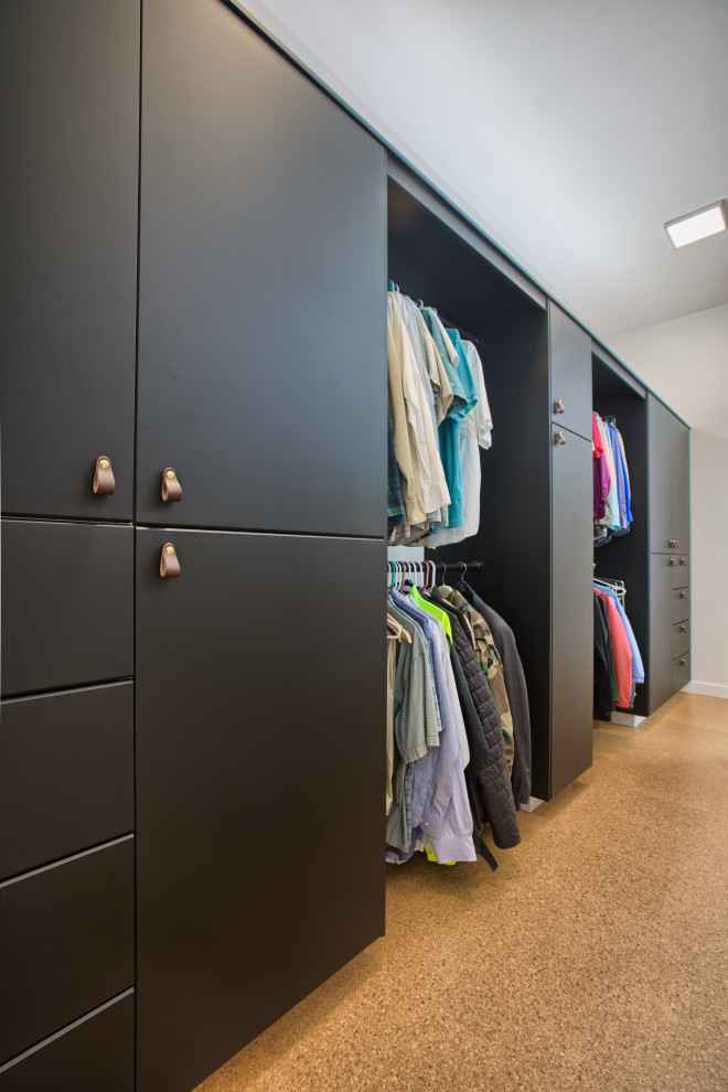 Ejemplo de armario y vestidor abovedado moderno de tamaño medio con a medida, armarios con paneles lisos y suelo de corcho