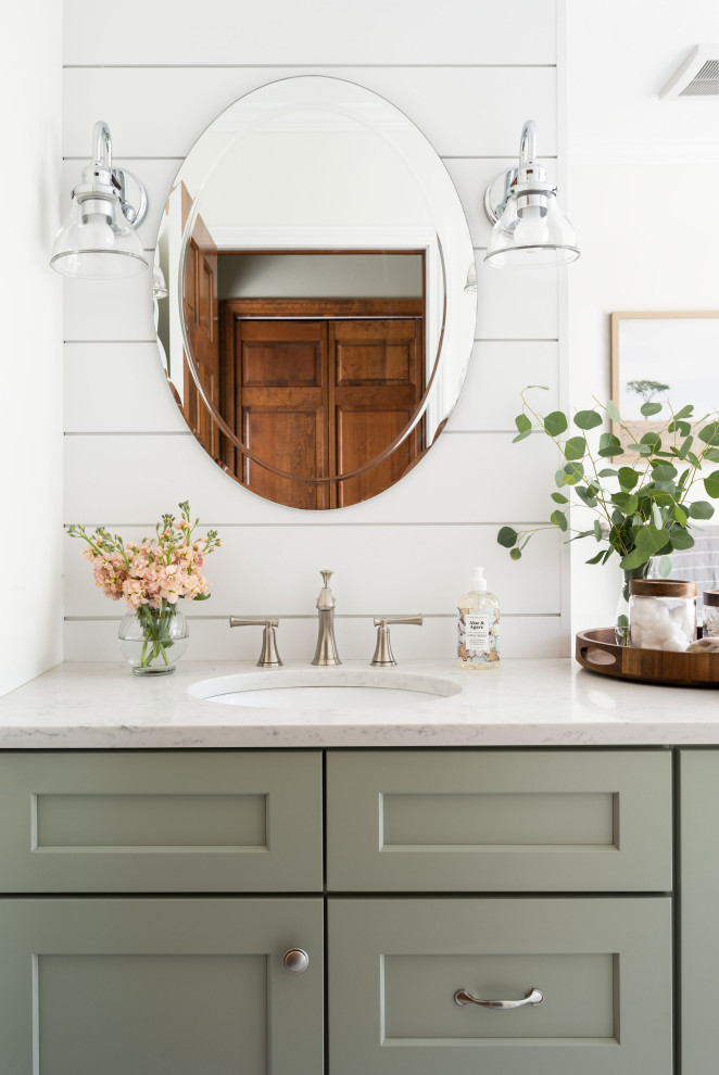 Idéer för att renovera ett stort lantligt vit vitt en-suite badrum, med skåp i shakerstil, gröna skåp, ett fristående badkar, en dusch i en alkov, en toalettstol med separat cisternkåpa, grå kakel, porslinskakel, vita väggar, klinkergolv i porslin, ett nedsänkt handfat, bänkskiva i kvarts, grått golv och med dusch som är öppen