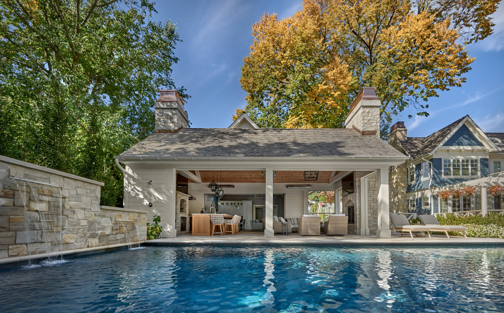 Foto de piscina con fuente infinita marinera grande rectangular en patio trasero con adoquines de piedra natural