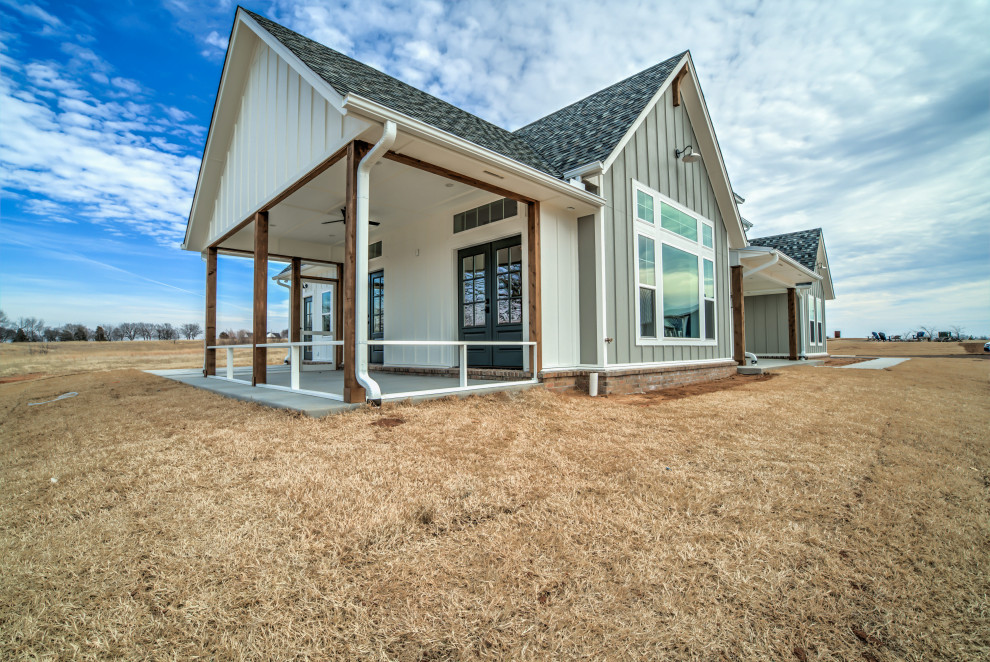 Einstöckiges Landhaus Haus mit weißer Fassadenfarbe und Wandpaneelen in Oklahoma City
