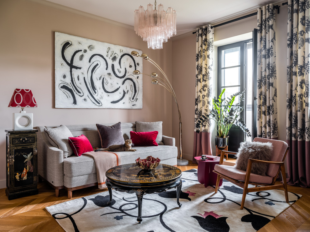 Diseño de salón tradicional renovado de tamaño medio con paredes rosas y suelo de madera en tonos medios