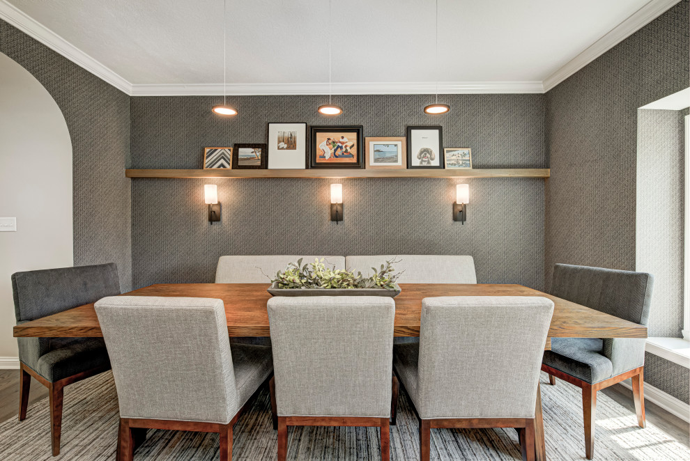 Cette image montre une salle à manger ouverte sur la cuisine design de taille moyenne avec un mur gris, parquet foncé, un plafond décaissé et du papier peint.