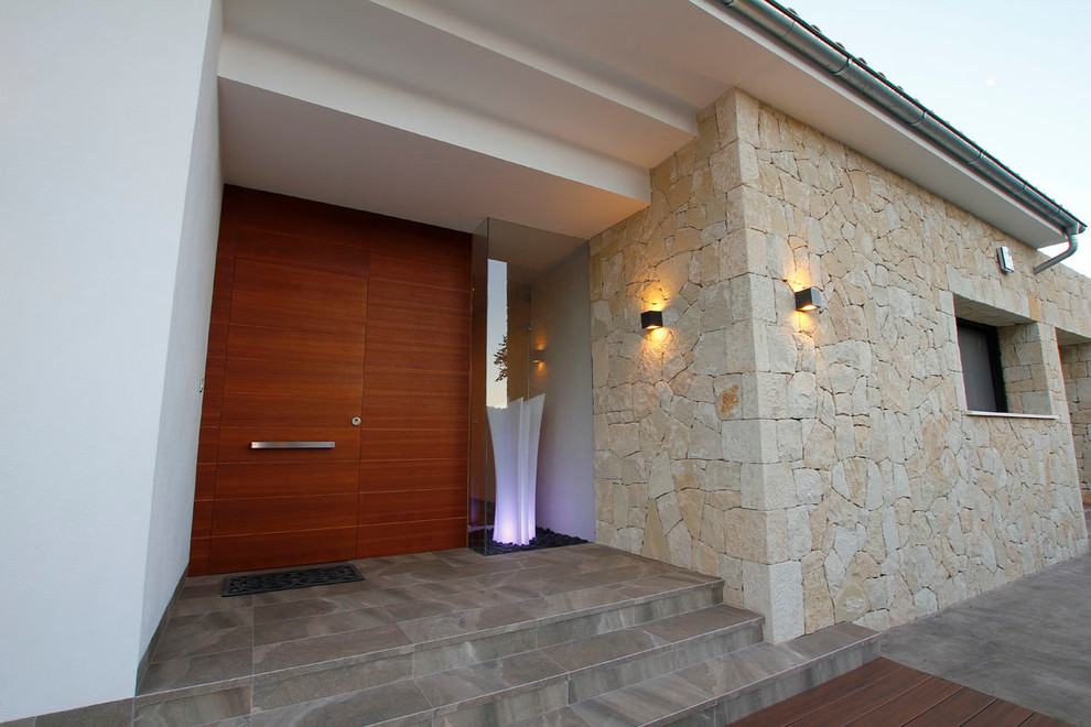Foto de terraza in patio delantero and anexo de casas With suelo de hormigón estampado
