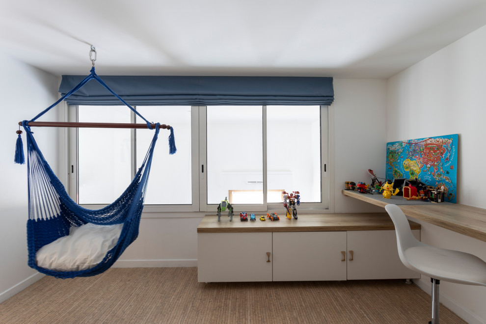 Idéer för små funkis pojkrum kombinerat med sovrum och för 4-10-åringar, med vita väggar, korkgolv och brunt golv