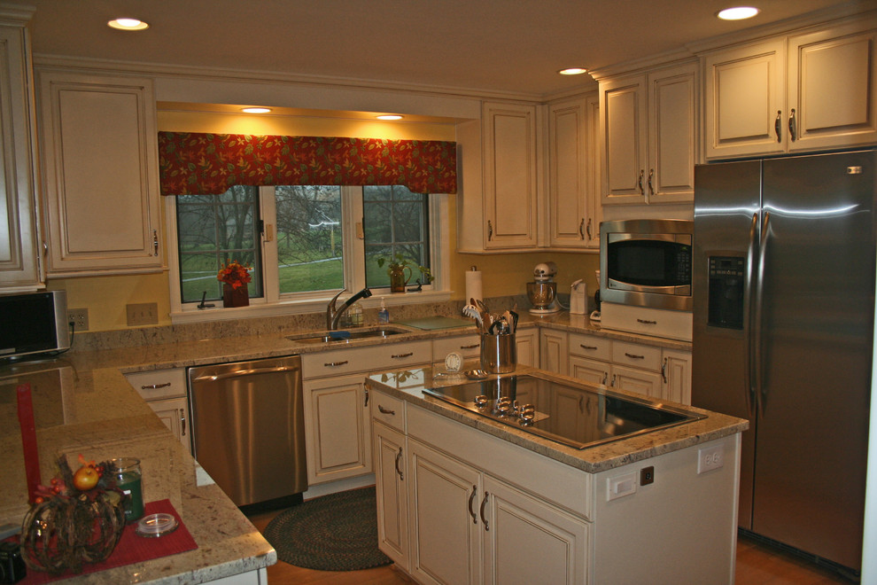 Example of a transitional kitchen design in Cincinnati