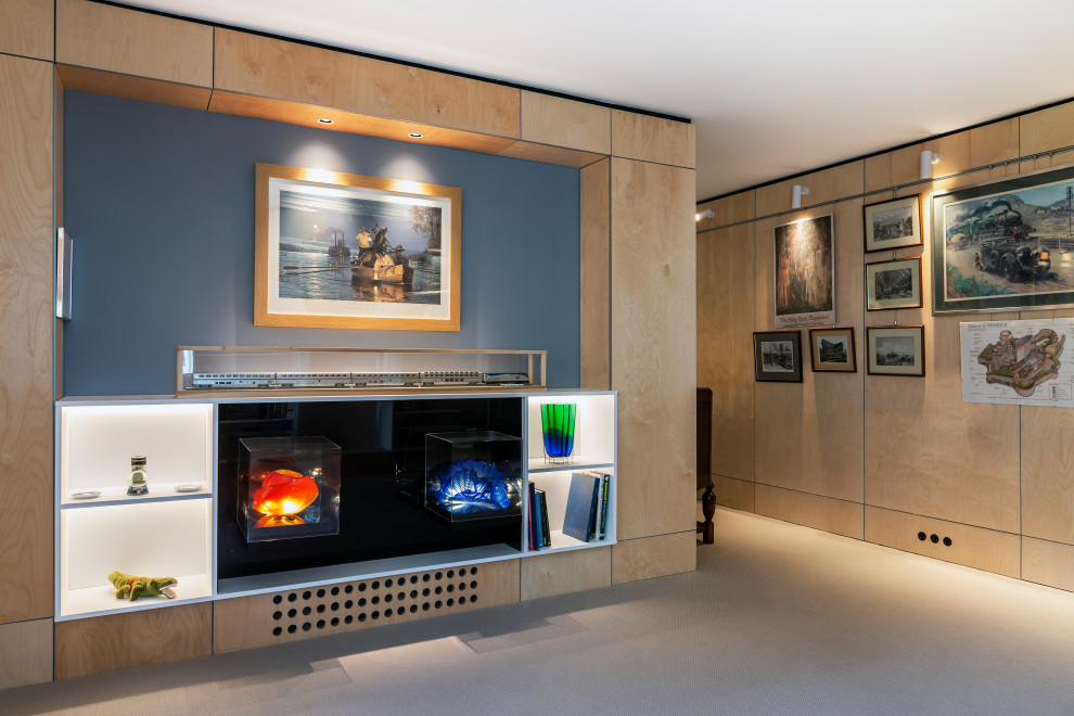 Mittelgroßes, Fernseherloses, Abgetrenntes Modernes Wohnzimmer in grau-weiß mit blauer Wandfarbe, Teppichboden, grauem Boden und Wandpaneelen in London