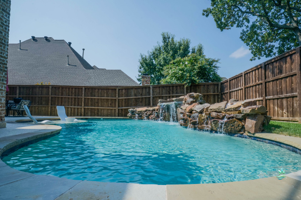 Ispirazione per una piscina naturale american style personalizzata di medie dimensioni e dietro casa con cemento stampato