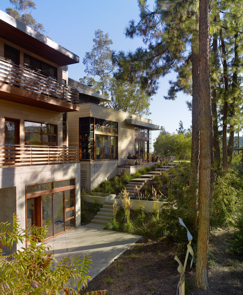 This is an example of a contemporary three-storey exterior in Los Angeles.