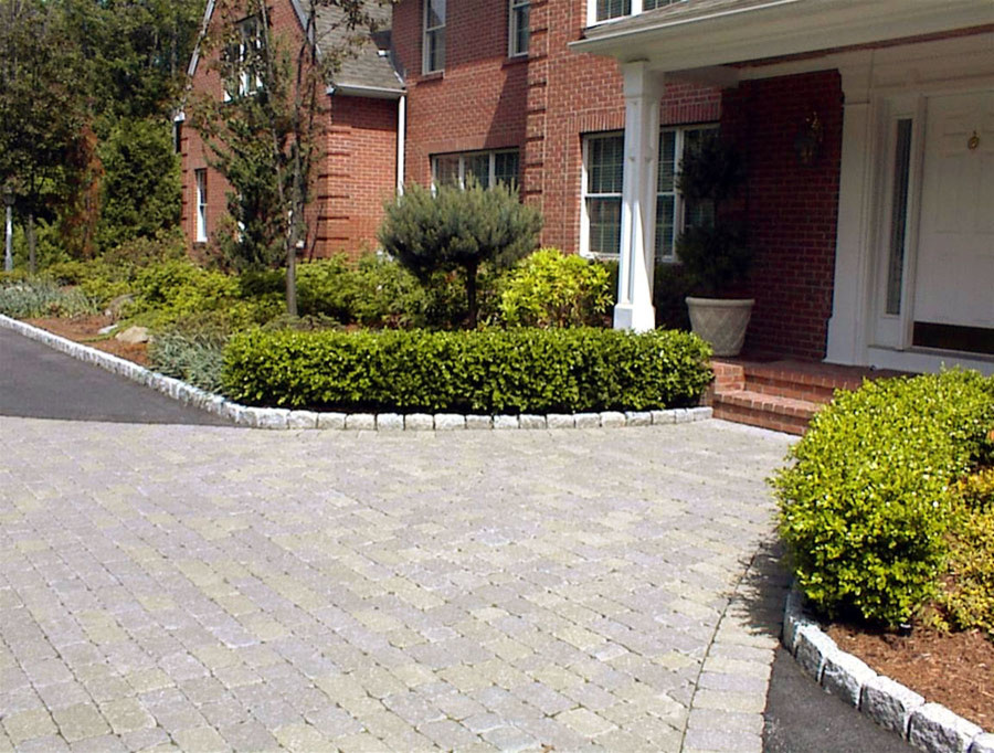 Mid-sized traditional front yard garden in Boston with a garden path and natural stone pavers.
