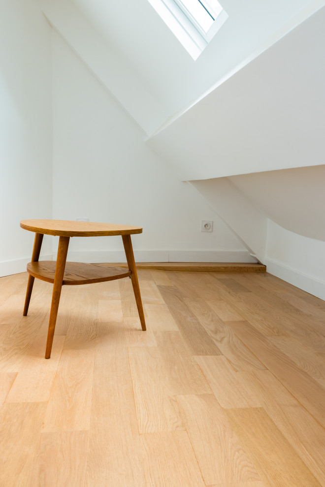 Inspiration för små skandinaviska allrum med öppen planlösning, med vita väggar, ljust trägolv och brunt golv