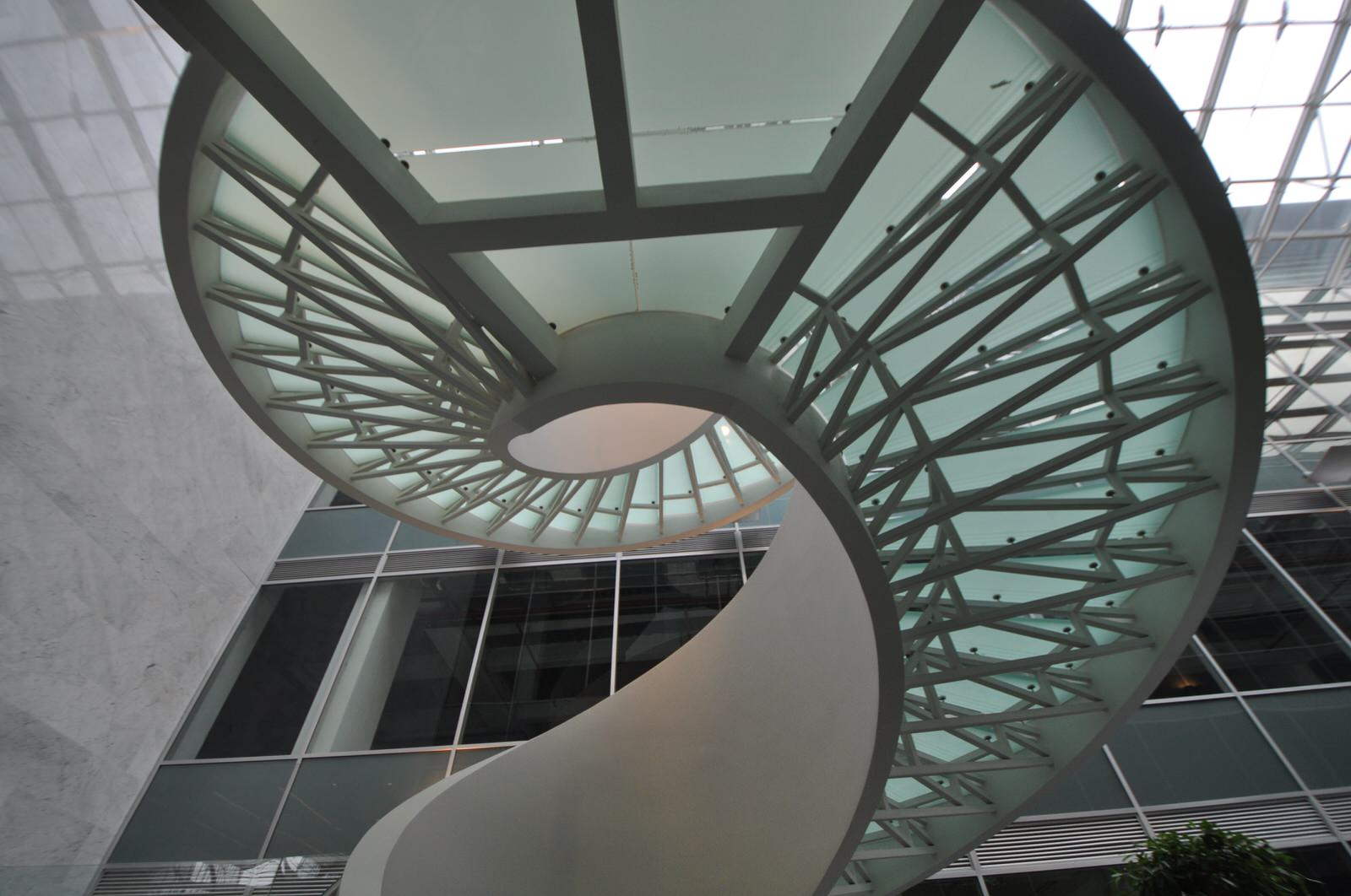 ЛЕСТНИЦА В МОСКОВСКОЙ ШТАБ-КВАРТИРЕ ADIDAS