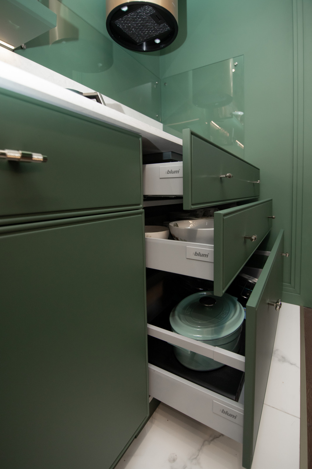 Стильная неоклассическая кухня в темно-изумрудном цвете