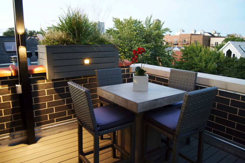 Inspiration for a mid-sized transitional rooftop outdoor kitchen deck remodel in Chicago with a pergola
