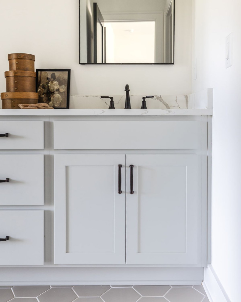 Inspiration for a transitional home design remodel in Atlanta