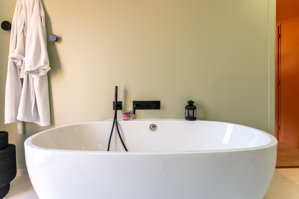 Eklektisk inredning av ett stort en-suite badrum, med luckor med profilerade fronter, vita skåp, ett platsbyggt badkar, en toalettstol med separat cisternkåpa, flerfärgad kakel, keramikplattor, beige väggar, klinkergolv i keramik, ett avlångt handfat, laminatbänkskiva, grått golv och dusch med skjutdörr