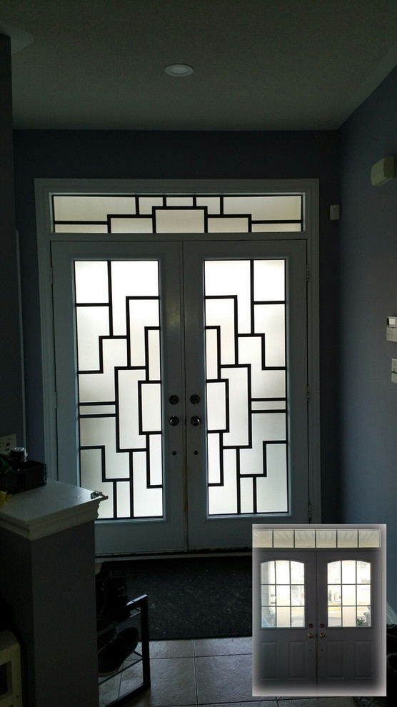 Example of a transitional entryway design in Toronto