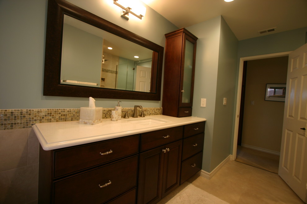 This is an example of a beach style bathroom in Los Angeles.