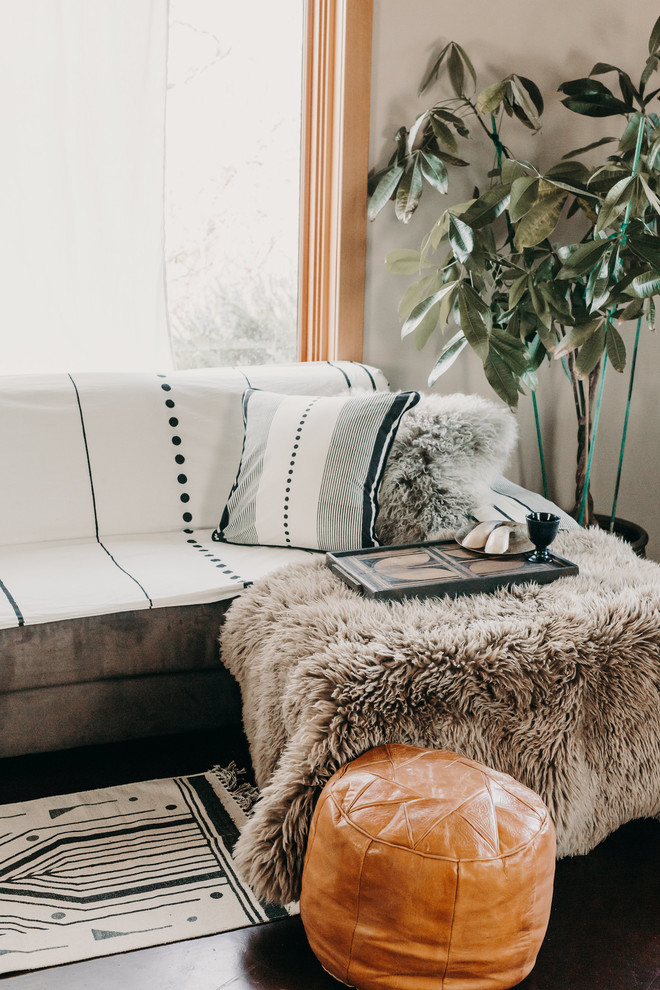 Example of a 1960s living room design in Los Angeles