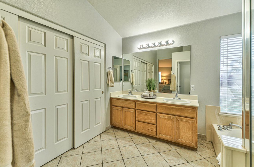 Bathroom - transitional bathroom idea