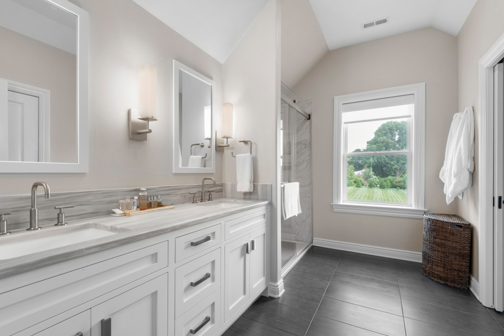 Foto di una grande stanza da bagno country con top in marmo, top grigio e due lavabi