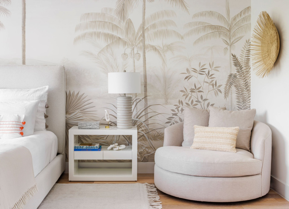 マイアミにある中くらいなビーチスタイルのおしゃれな主寝室 (白い壁、壁紙、無垢フローリング、茶色い床、白い天井)
